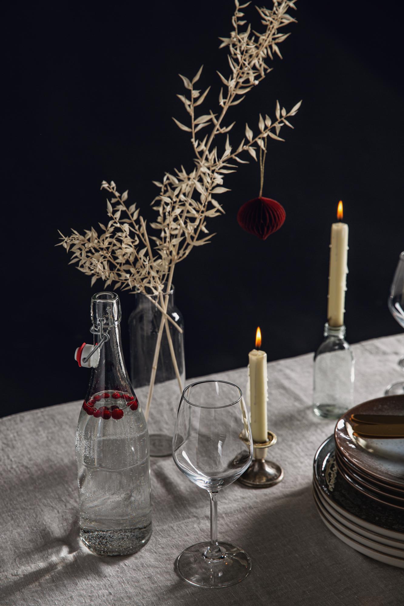 Abendliches gedeckter Tisch im Atelier